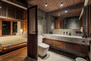 Bañera y ducha independientes y bañera profunda