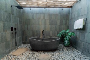 Bañera y ducha independientes y bañera profunda