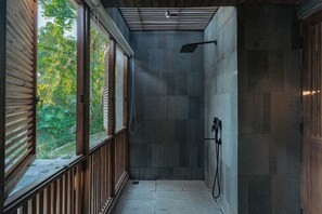 Bañera y ducha independientes y bañera profunda