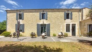 Outdoor dining - Domaine de luxe avec piscine (Meursac)