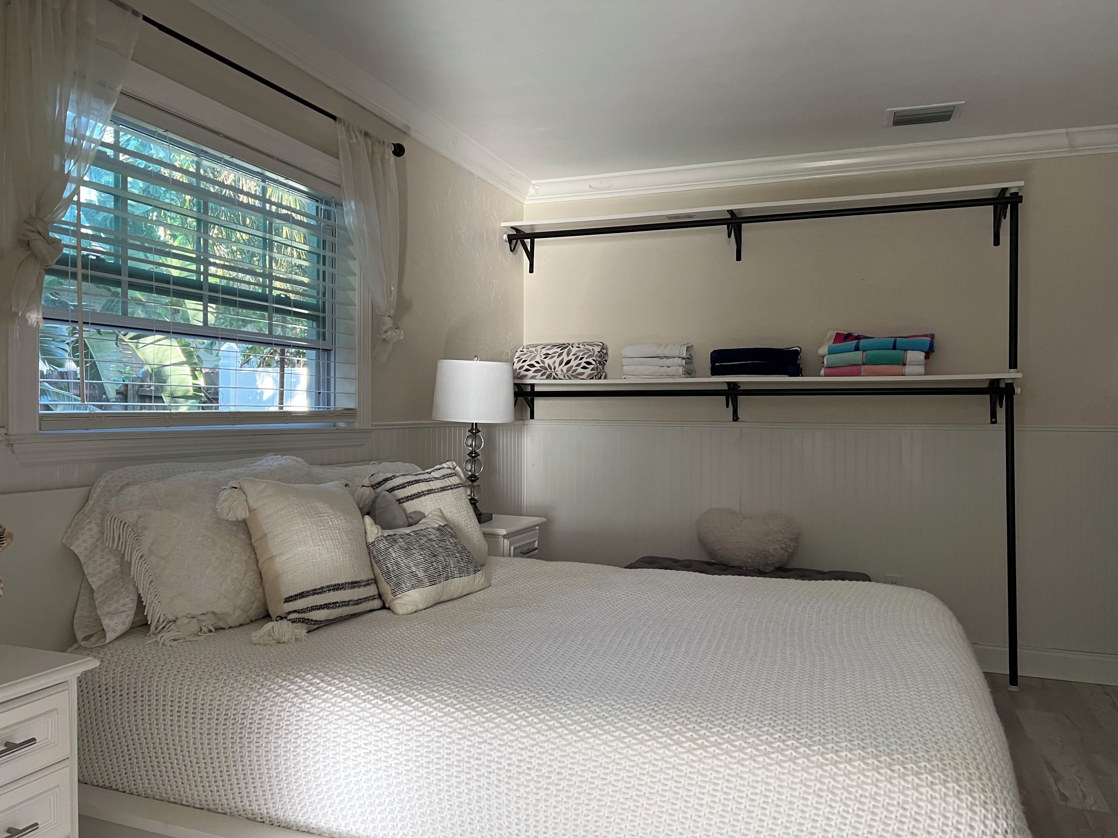 Een strijkplank/strijkijzer, wifi, beddengoed