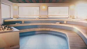 A spa room with a curved bench seating area, a small pool, and a ceiling with a grid pattern. - Thegreatnorth - Holstentherme Resort Hotel (Kaltenkirchen)
