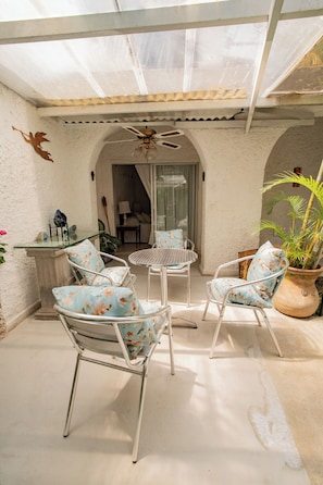 A covered patio area with a table and four chairs, a ceiling fan, and a potted plant. - Casa Helen Your retreat in Cuernavaca (Cuernavaca)