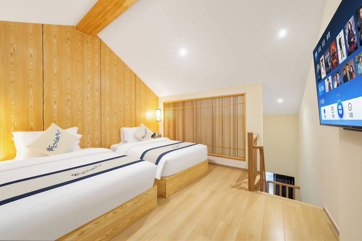 Superior Twin Room | Desk, laptop workspace, blackout curtains, soundproofing