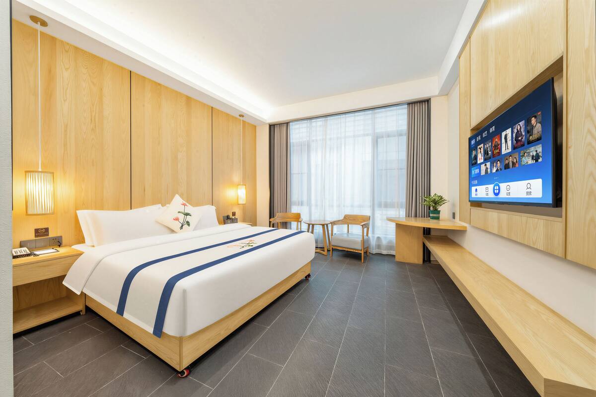 Habitación individual Confort, vista a la ciudad | Escritorio, espacio para trabajar con laptop y cortinas blackout 