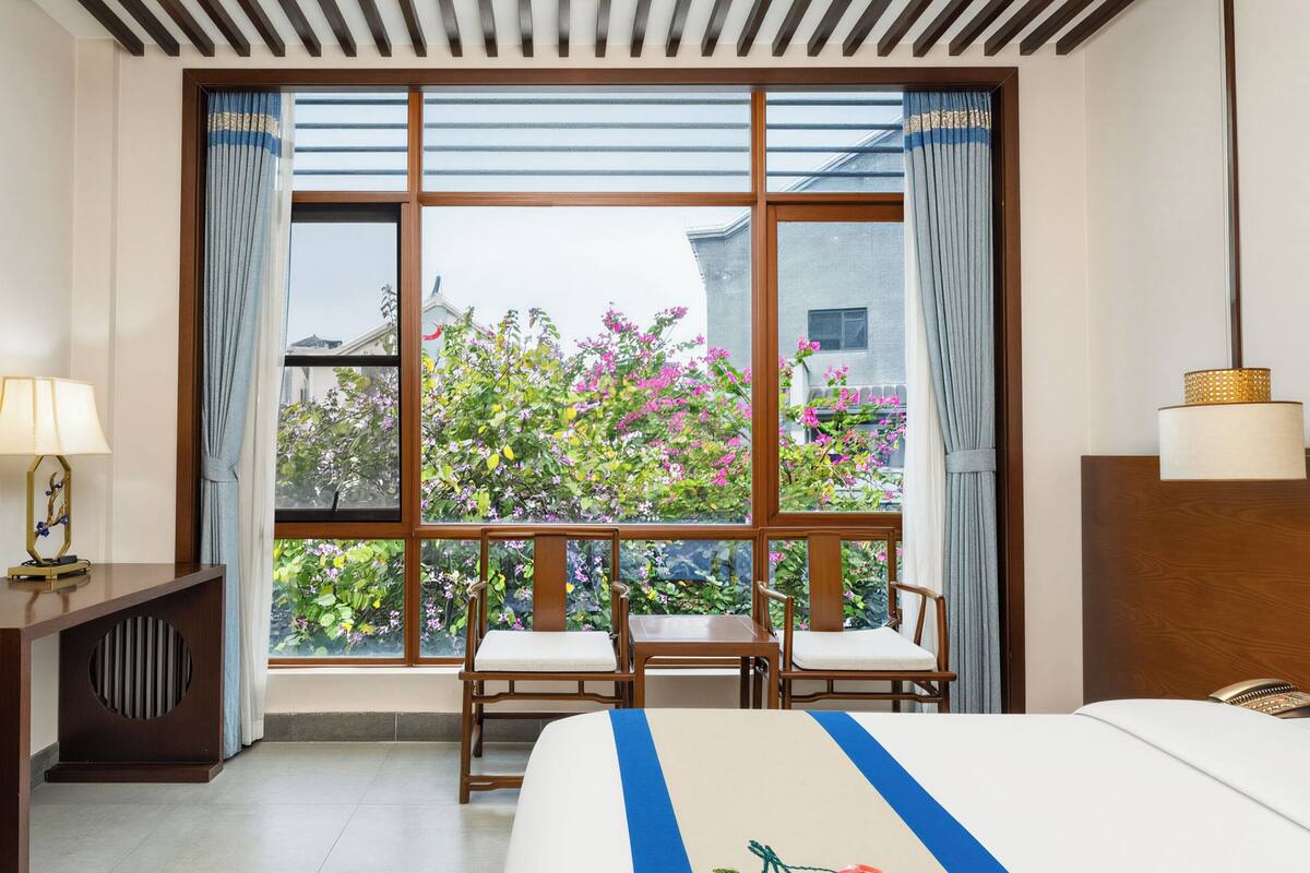 Habitación individual Confort, vista a la ciudad | Escritorio, espacio para trabajar con laptop y cortinas blackout 