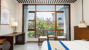 Habitación individual Confort, vista a la ciudad | Escritorio, espacio para trabajar con laptop y cortinas blackout 