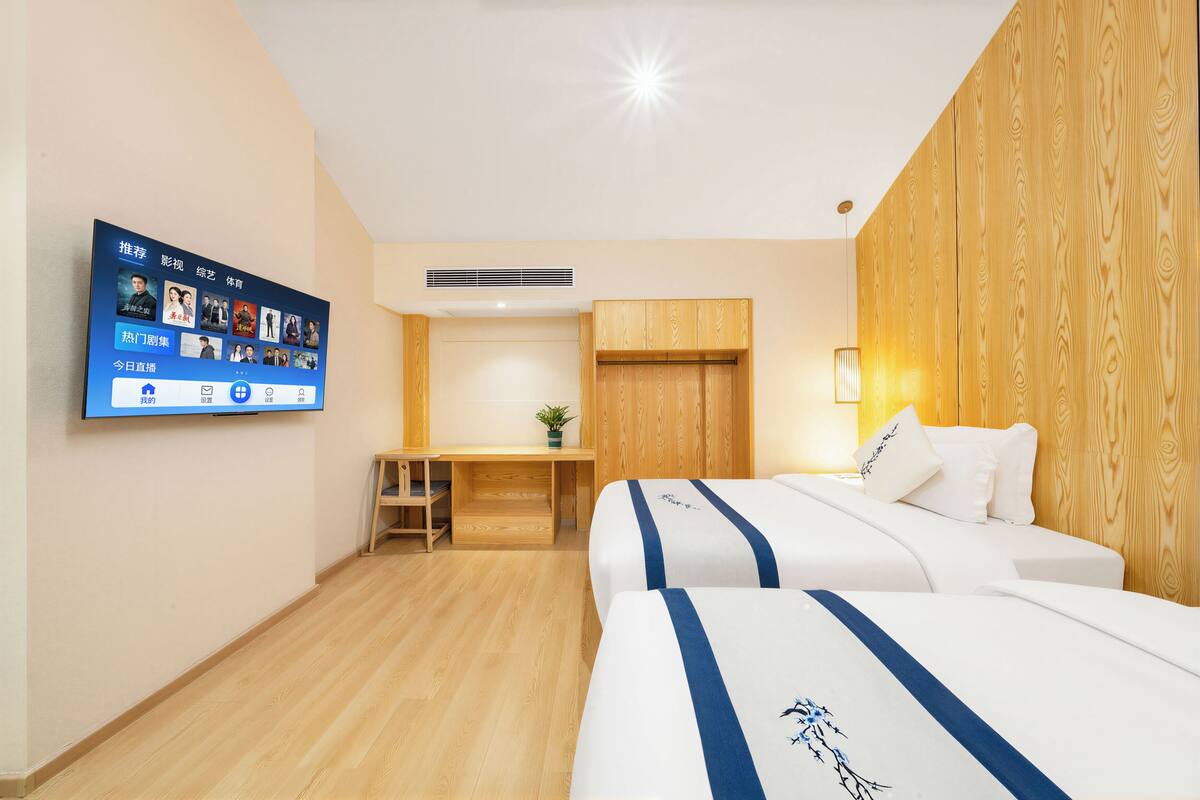 Habitación superior con 2 camas individuales | Escritorio, espacio para trabajar con laptop y cortinas blackout 