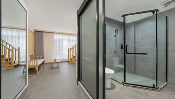 Kamar Twin Superior | Kamar mandi | Shower, pengering rambut, sandal, dan handuk