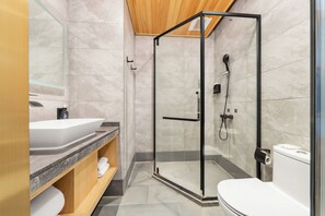 Habitación individual Confort, vista a la ciudad | Baño | Regadera, secadora de cabello, pantuflas, toallas 