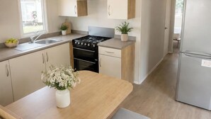 Eine moderne Küche mit Herd, Spüle und Kühlschrank.