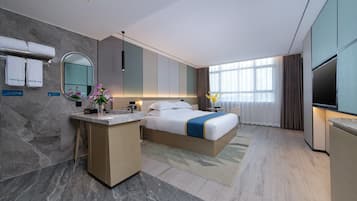 Ein Hotelzimmer mit Bett, Nachttisch, Spiegel, Fernseher und einem Badezimmer mit Waschbecken und Handtuchhalter.