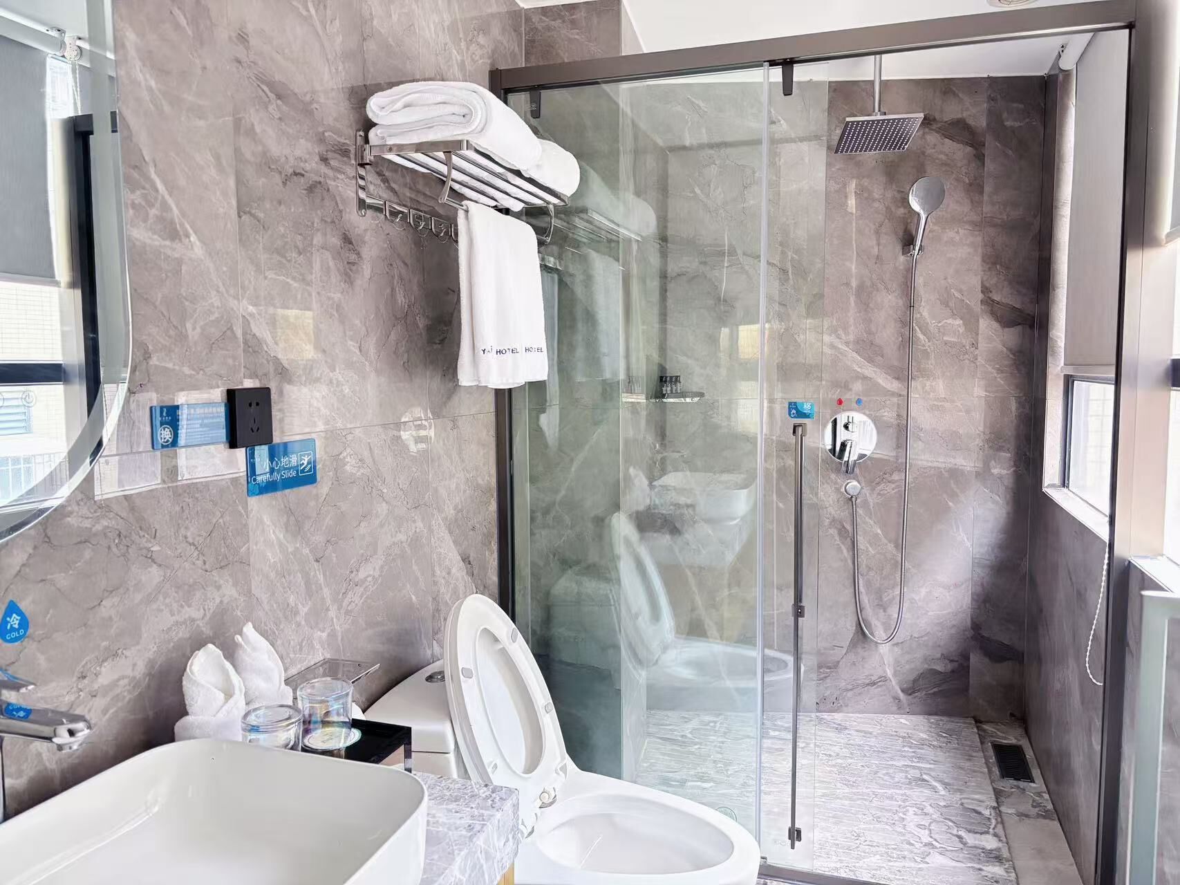 Habitación individual, 1 cama de matrimonio grande | Baño | Ducha, secador de pelo, toallas y jabón