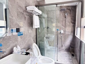 Single Room, 1 King Bed | Bathroom | Shower, hair dryer, towels, soap - Ya Duo Hotel (Dongguan)