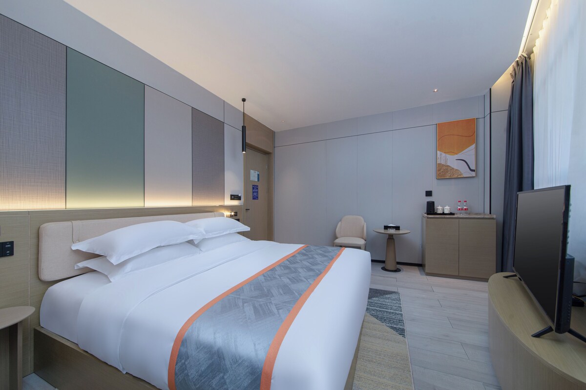 Desk, laptop workspace, free WiFi, bed sheets