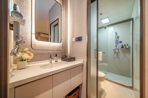 Classic-Suite | Badezimmer | Dusche, Haartrockner, Hausschuhe, Handtücher