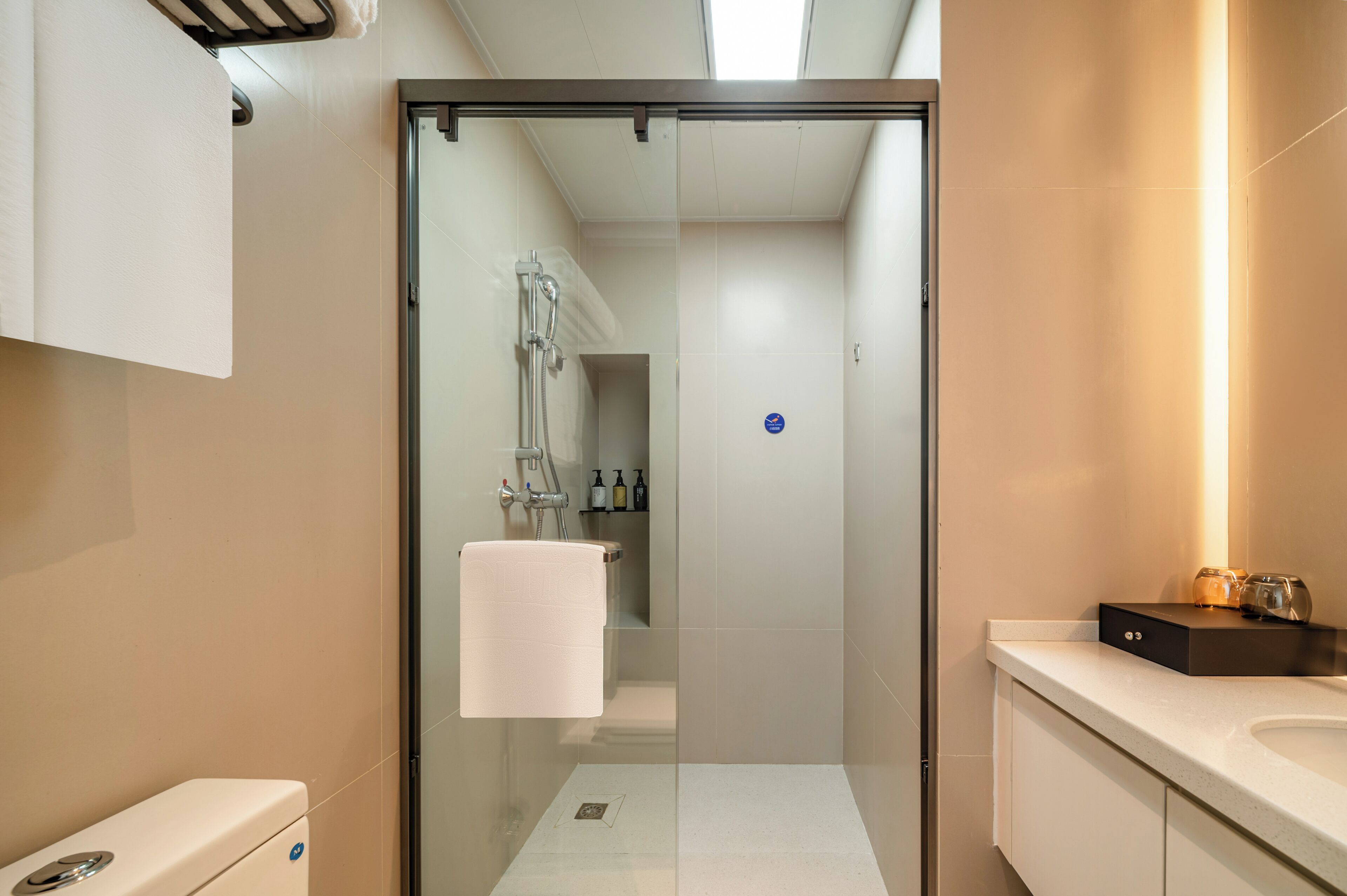 Habitación individual de lujo, vista a la ciudad | Baño | Regadera, secadora de cabello, pantuflas, toallas 