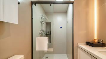 Habitación individual de lujo, vista a la ciudad | Baño | Regadera, secadora de cabello, pantuflas, toallas
