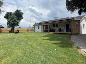 Exterior - 3 BDR HOUSE-HOT/TUB-POOL TABLE-GRILL-FIRE PIT-WIFII-SELF CHECKIN-COVERED PORCH (Monticello)
