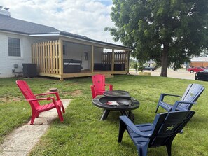 Outdoor dining - 3 BDR HOUSE-HOT/TUB-POOL TABLE-GRILL-FIRE PIT-WIFII-SELF CHECKIN-COVERED PORCH (Monticello)