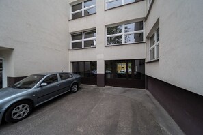 A multi-story building with a car parked in front. - Park Skowroni Homely Studio (Wrocław)
