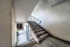 Un escalier avec des rampes en métal menant à l’étage supérieur.