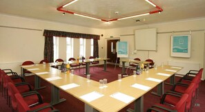 A conference room with a long table, red chairs, and a whiteboard. - The Kinmel and Kinspa (Abergele)