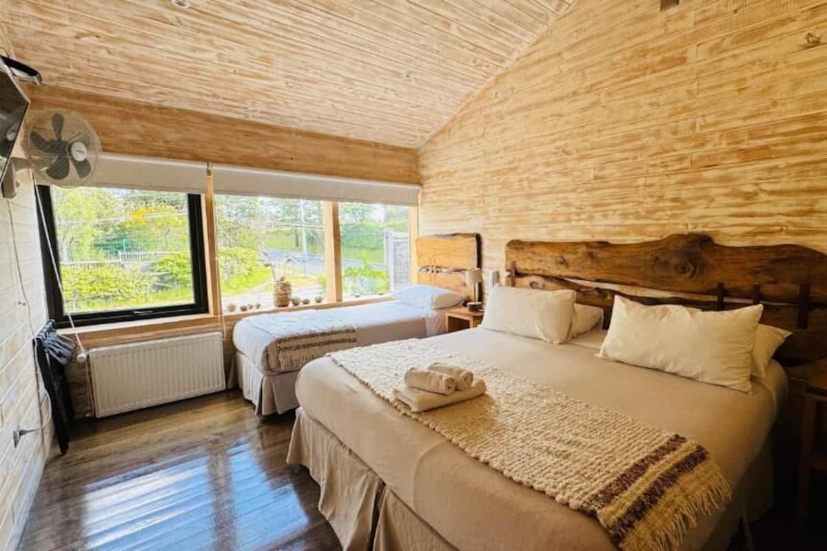 Superior-Dreibettzimmer, Stadtblick | Schreibtisch, laptopgeeigneter Arbeitsplatz, kostenloses WLAN