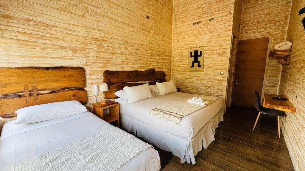 Habitación triple superior, vistas a la ciudad | Escritorio, espacio para trabajar con un portátil, wifi gratis