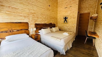 Habitación triple superior, vistas a la ciudad | Escritorio, espacio para trabajar con un portátil, wifi gratis