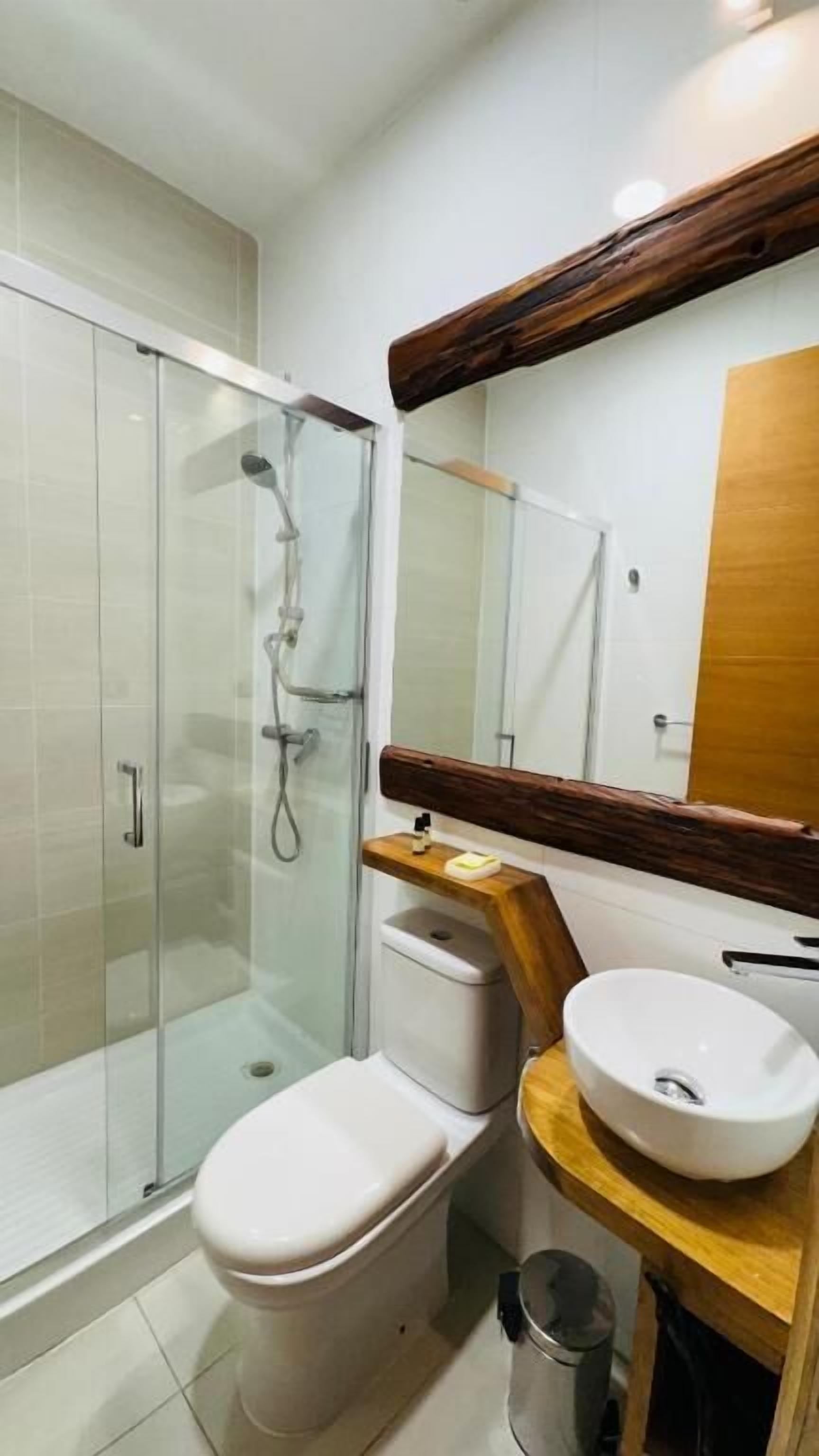 Kamar Double Basic, balkon, pemandangan kota | Kamar mandi | Shower, perlengkapan mandi gratis, pengering rambut, dan handuk