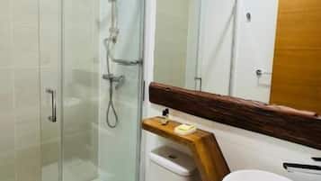 Kamar Double Basic, balkon, pemandangan kota | Kamar mandi | Shower, perlengkapan mandi gratis, pengering rambut, dan handuk