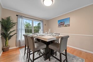 Dining - Hershey Park Getaway for 16+ Guests, Fire Pits, Large Yard and EV Charging (Palmyra)