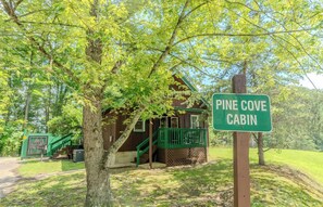 Une cabane appelée Pine Cove Cabin, entourée d’arbres.