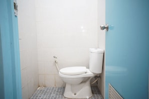 Chambre Double Deluxe | Salle de bain | Douche, serviettes fournies