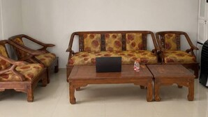 Un salon comprenant un canapé, deux fauteuils et une table basse.