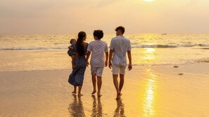 A family walking on a beach during sunset. - Villa Carpe Diem by Elite Havens (Natai)