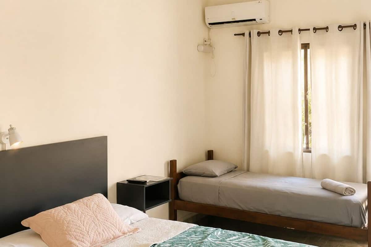 Habitación, vistas a la piscina | Wifi gratis y ropa de cama