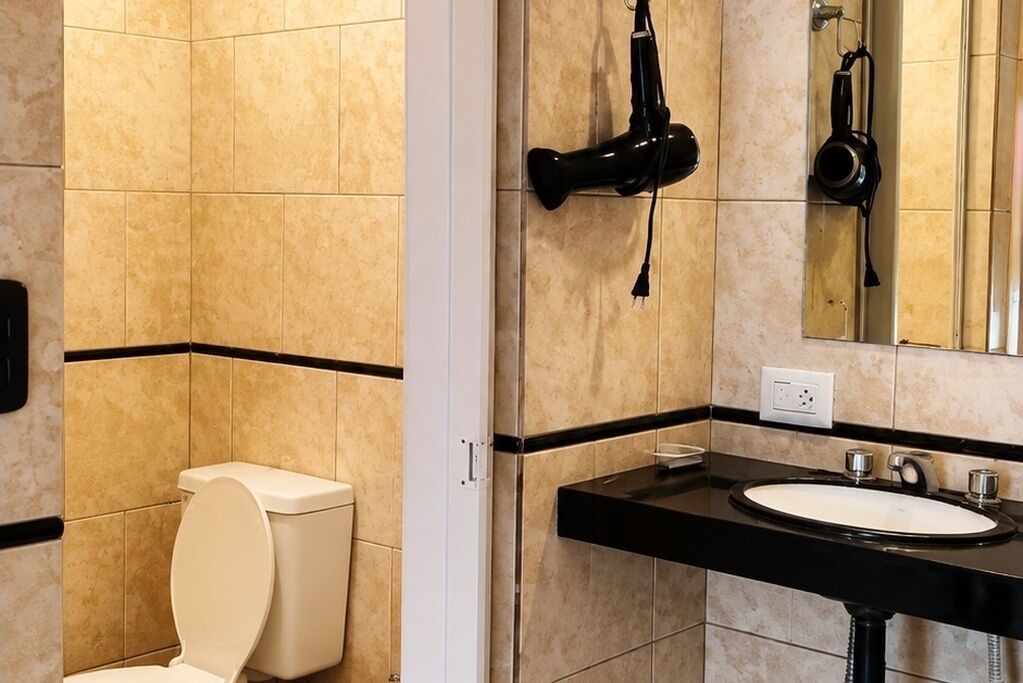 Habitación, vista a la alberca | Baño | Regadera, secadora de cabello, bidet, toallas 