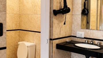 Habitación, vista a la alberca | Baño | Regadera, secadora de cabello, bidet, toallas