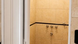 Habitación, vistas a la piscina | Baño