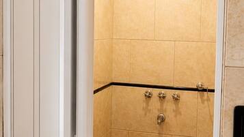 Zimmer, Poolblick | Badezimmer | Dusche, Haartrockner, Bidet, Handtücher