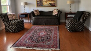A living room with a sofa, two armchairs, a patterned rug, a painting, and two lamps. - Beautiful Lakeside Home 7 Minutes from Bellerive CC (Chesterfield)