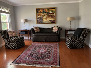 A living room with a sofa, two armchairs, a patterned rug, a painting, and two lamps. - Beautiful Lakeside Home 7 Minutes from Bellerive CC (Chesterfield)
