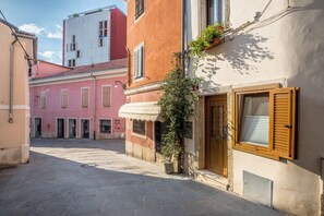 A narrow street with buildings on either side, featuring traditional architecture with shutters and a mix of colors. - Casa Terrazza in Historic Koper with Sea View, Koper, Slovenia (Koper)