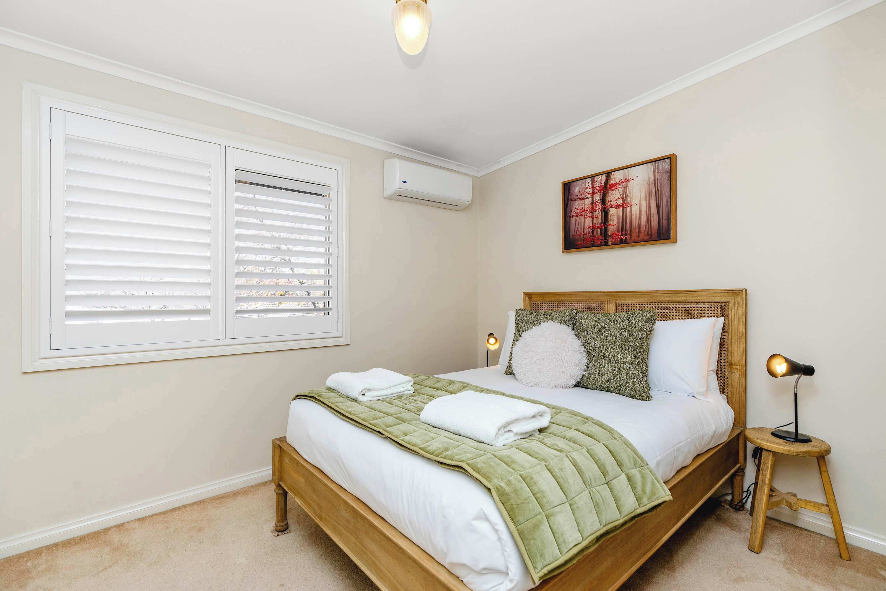 Travel cot, WiFi, bed sheets