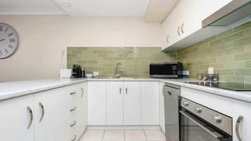 Coffee/tea maker, fridge, microwave, oven