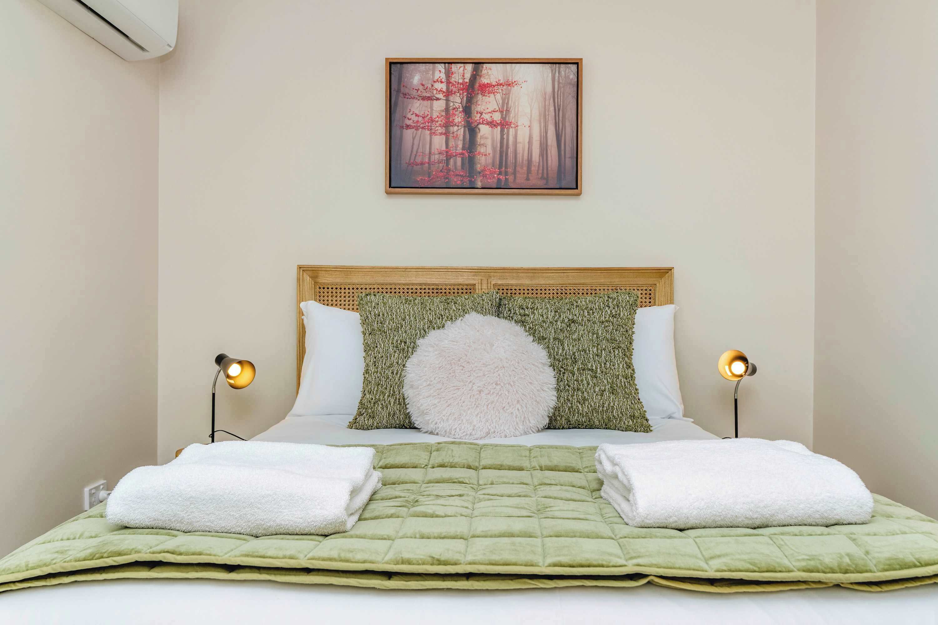 Travel crib, WiFi, bed sheets