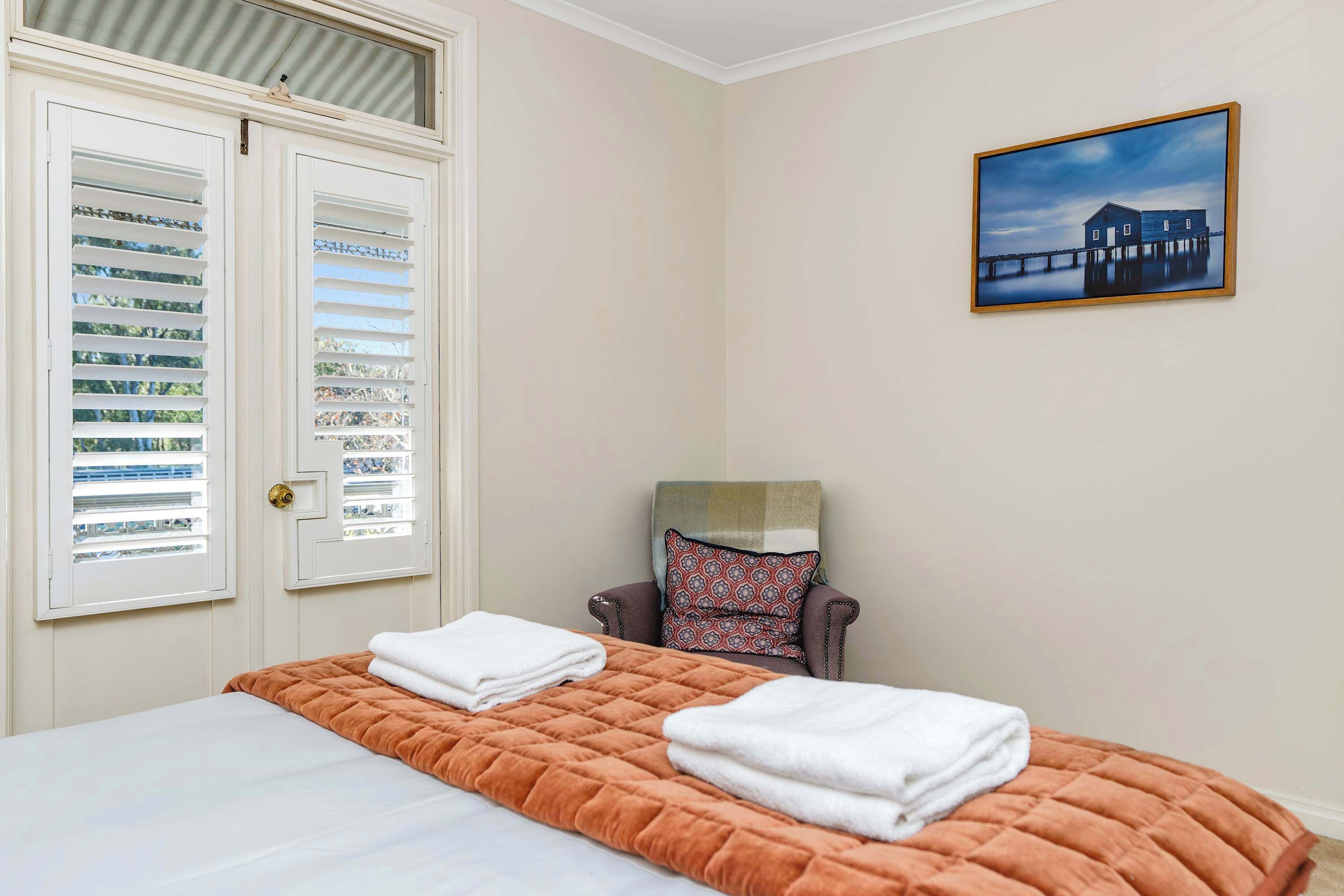 Travel crib, WiFi, bed sheets