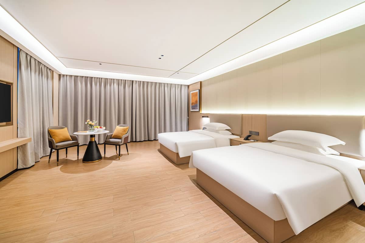 Phòng 2 giường đơn tiện nghi đơn giản, quang cảnh thành phố | Chăn bông, bàn, khu vực làm việc phù hợp cho laptop 